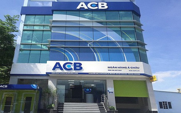 Nhân viên ngân hàng ACB hỗ trợ tư vấn khách hàng